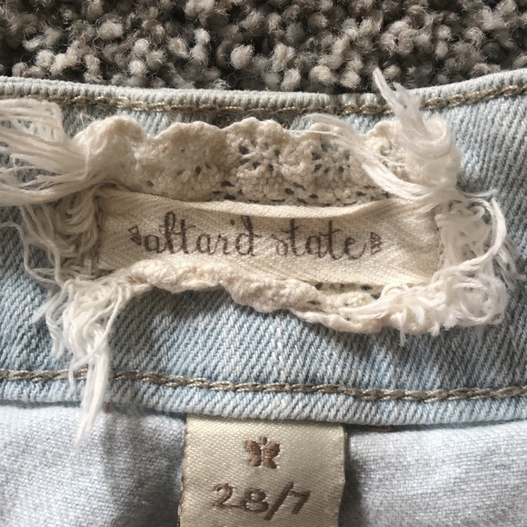 Altar’d state light denim shorts - Picture 3 of 3